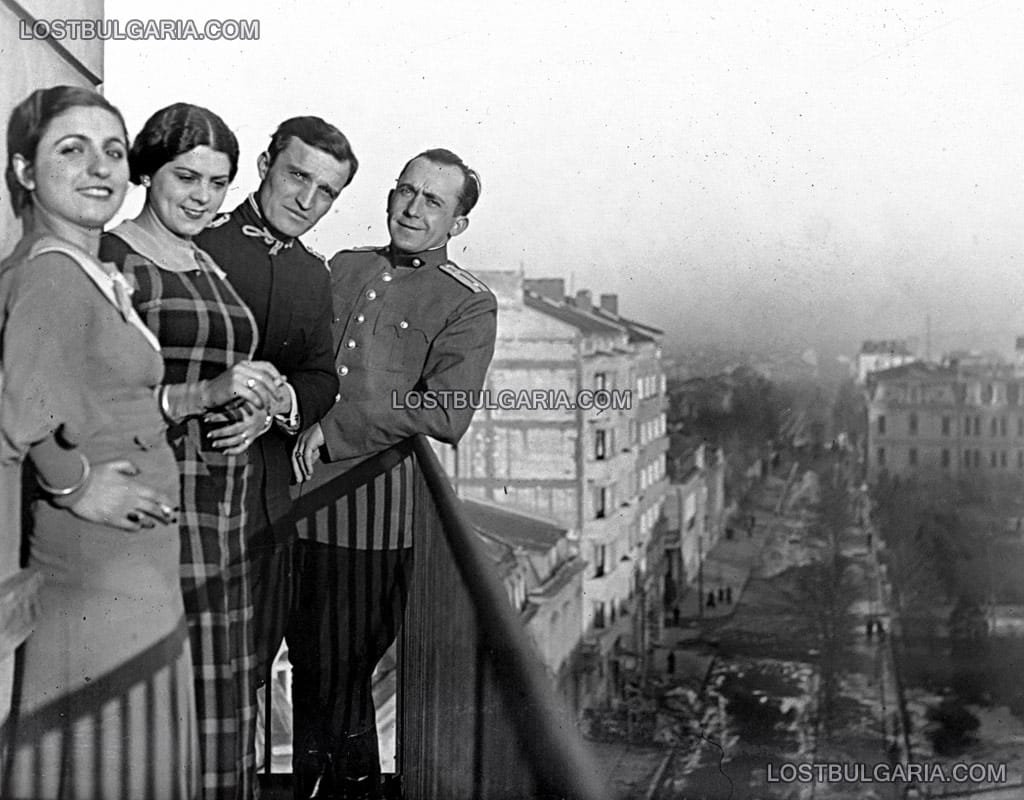 Две дами със своите кавалери - офицери, на тераса в София, 30-те години на ХХ век