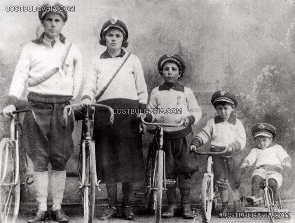 Едноръкият колоездач Стефан Градинаров (Чолака) от Разград със семейството си, класирал се шести с една ръка във Втората колоездачна обиколка на България през 1935 г., 30-те години на ХХ век