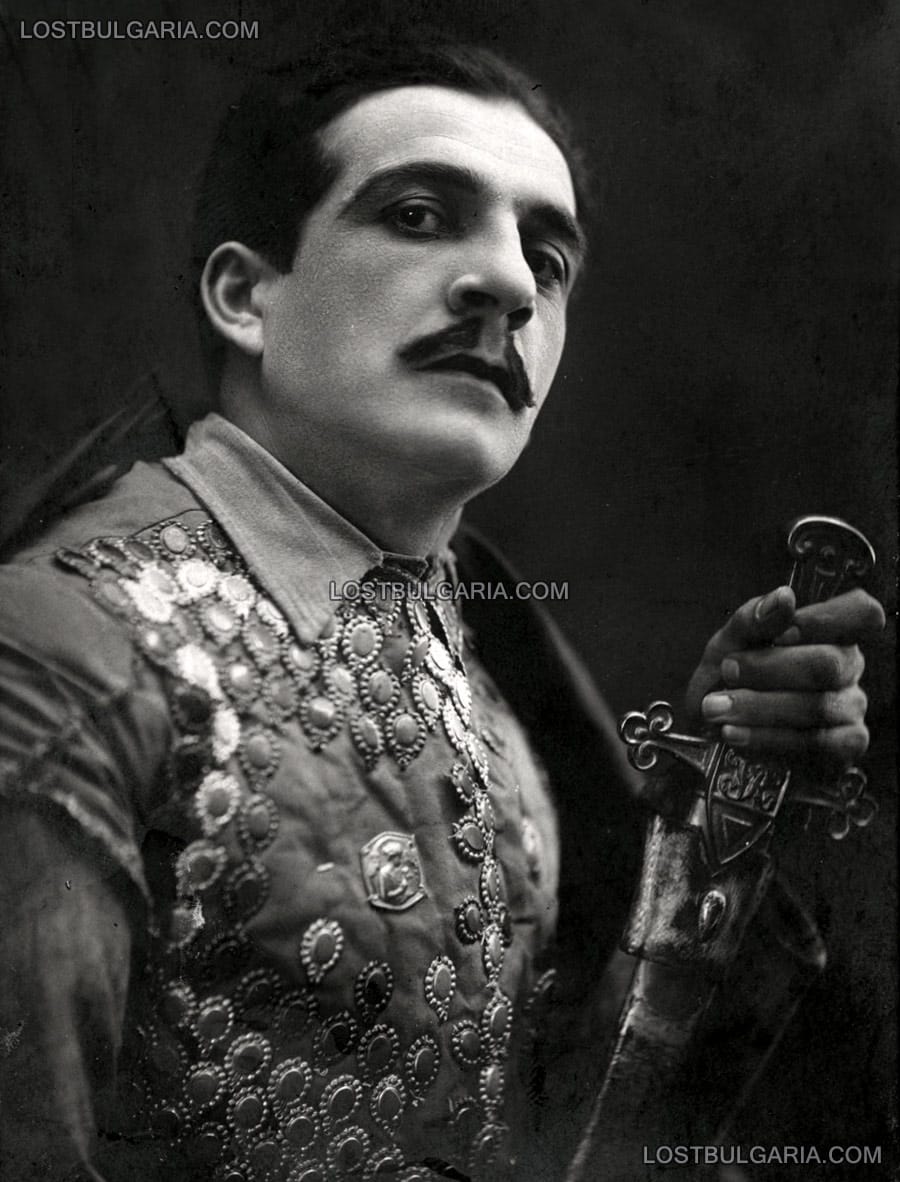 Aктьорът Крюгер Николов в ролята на Борислав - историческа пиеса от Иван Вазов за царуването на Иван Асен II, София, 1928 г.