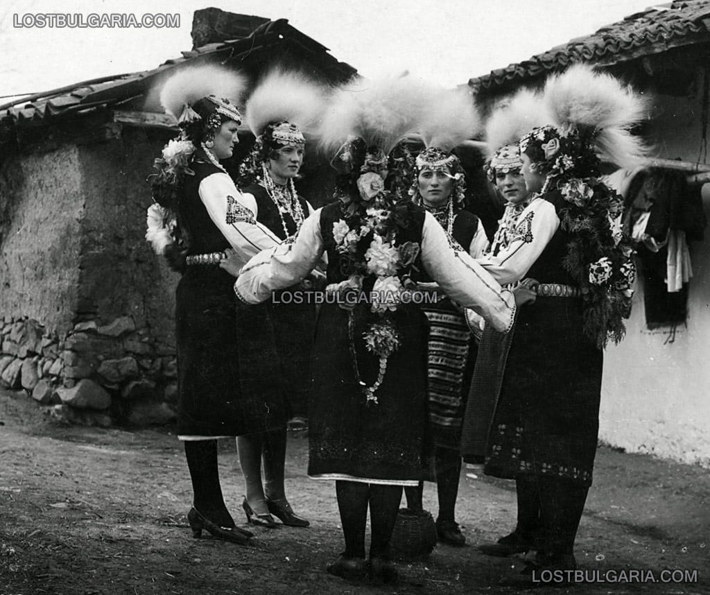 Лазарки - градски момичета, облечени в носии за лазаруване, 20-те години на ХХ век