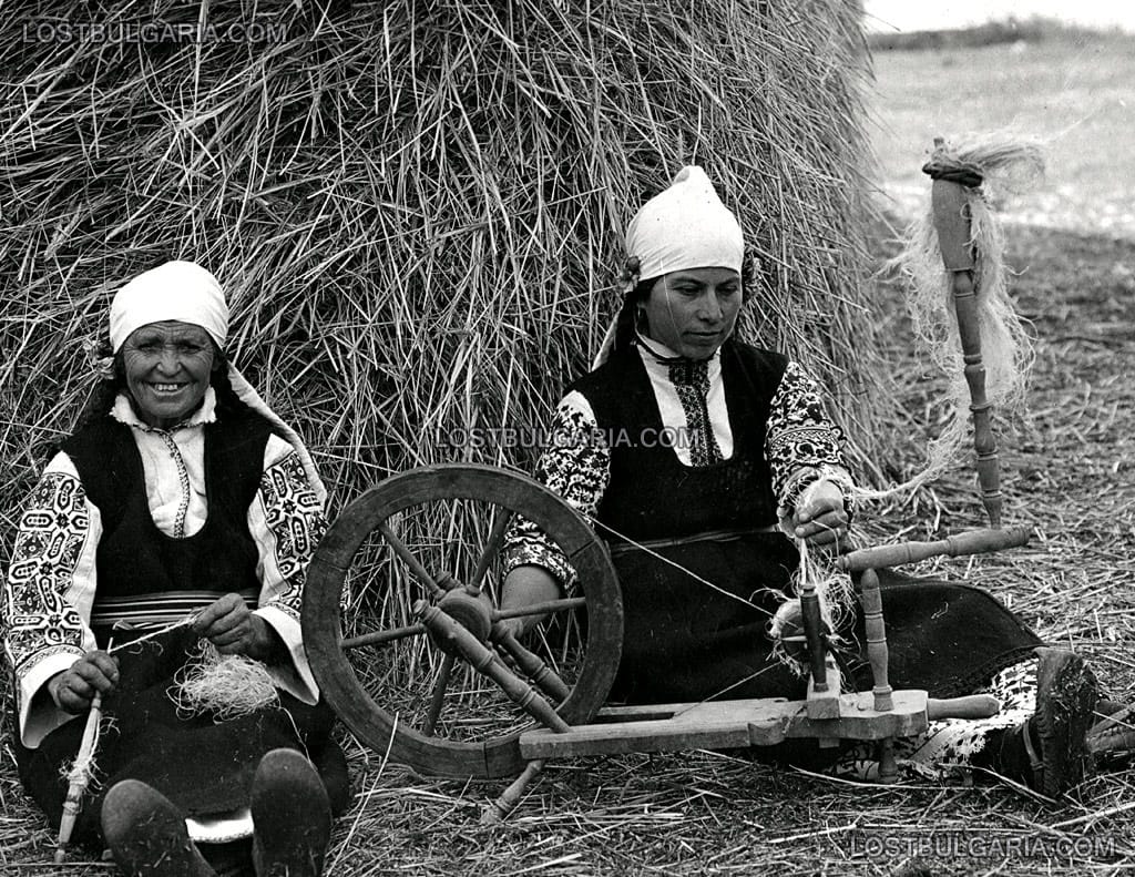 Две жени пресукват с чекрък вълнени нишки, предназначени за тъкане, 20-те години на ХХ век