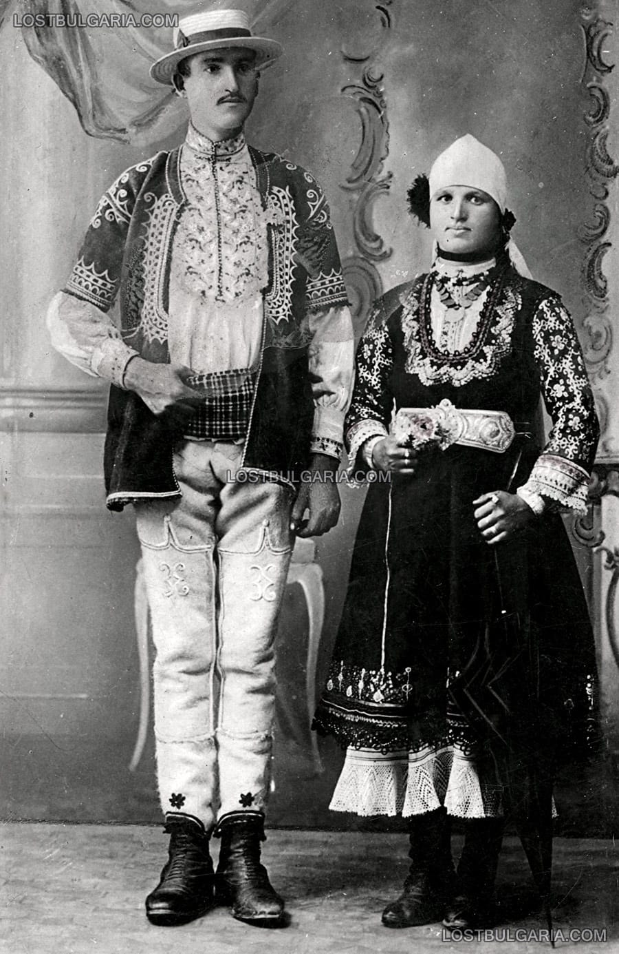 Млада семейна двойка, облечена в шопски носии с елементи на градско облекло, началото на ХХ век