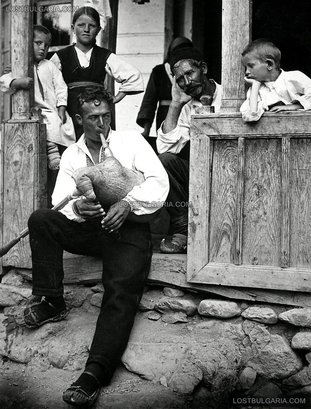Млад мъж свири на гайда, 20-те години на ХХ век