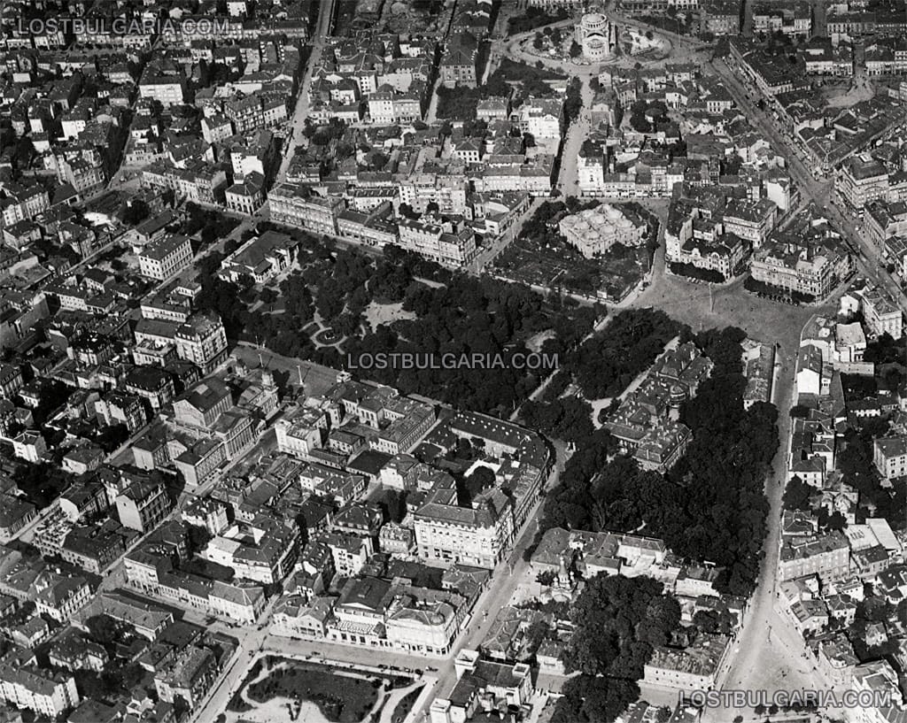 София, снимка от въздуха, височина 800 метра. Дворецът, Народният театър, Градското казино, Офицерският клуб и т.н., 1928 г.