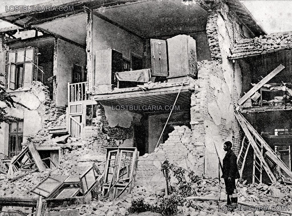 Горна Оряховица, охраняваните останки от сградата на Народната банка, пострадала при земетресението на 1 юни 1913 г.