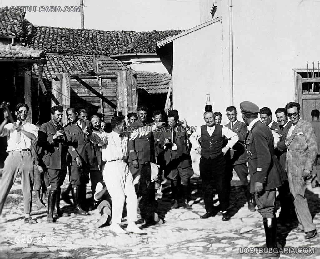 Посрещане на български авиатори при обиколката им за заснемане на обекти в страната, неизвестно къде, 1928 г.