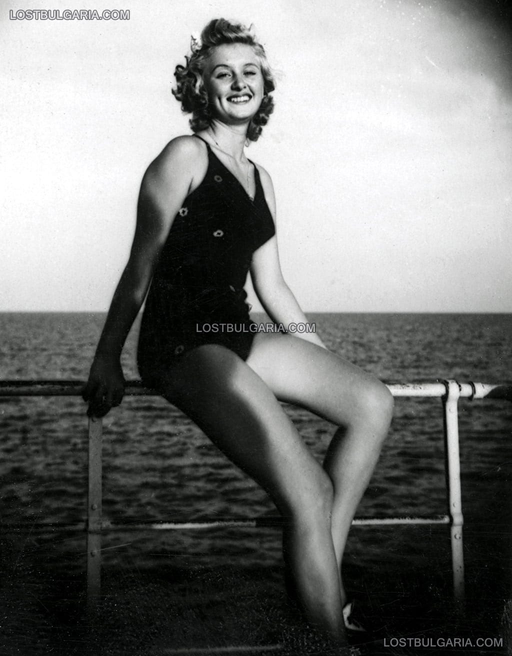 Младо момиче в бански костюм, участващо в конкурс за красота, кея на варненския плаж, 40-те години на ХХ век