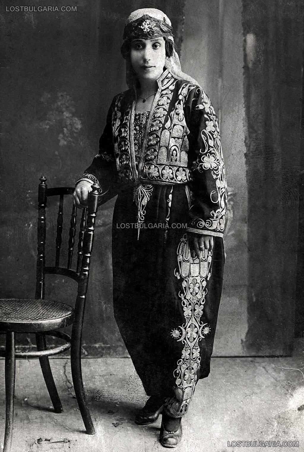 Млада жена, облечена в ориенталска носия, 20-те години на ХХ век