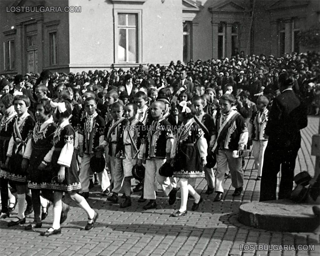 Ученици от 4-то отделение преминават пред Народното събрание на деня на Българската писменост, София, 24 май, 40-те години на ХХ век