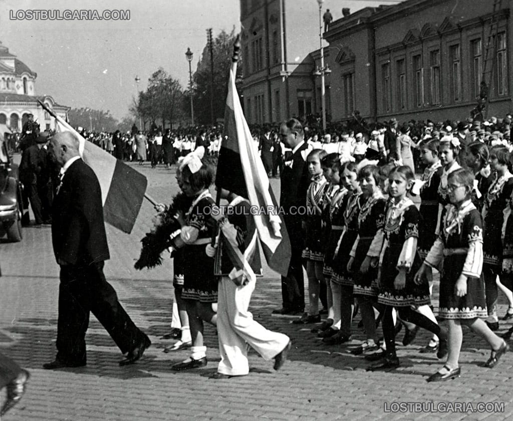Учител и учениците му от 4-то отделение преминават пред Народното събрание на деня на Българската писменост, София, 24 май, 40-те години на ХХ век