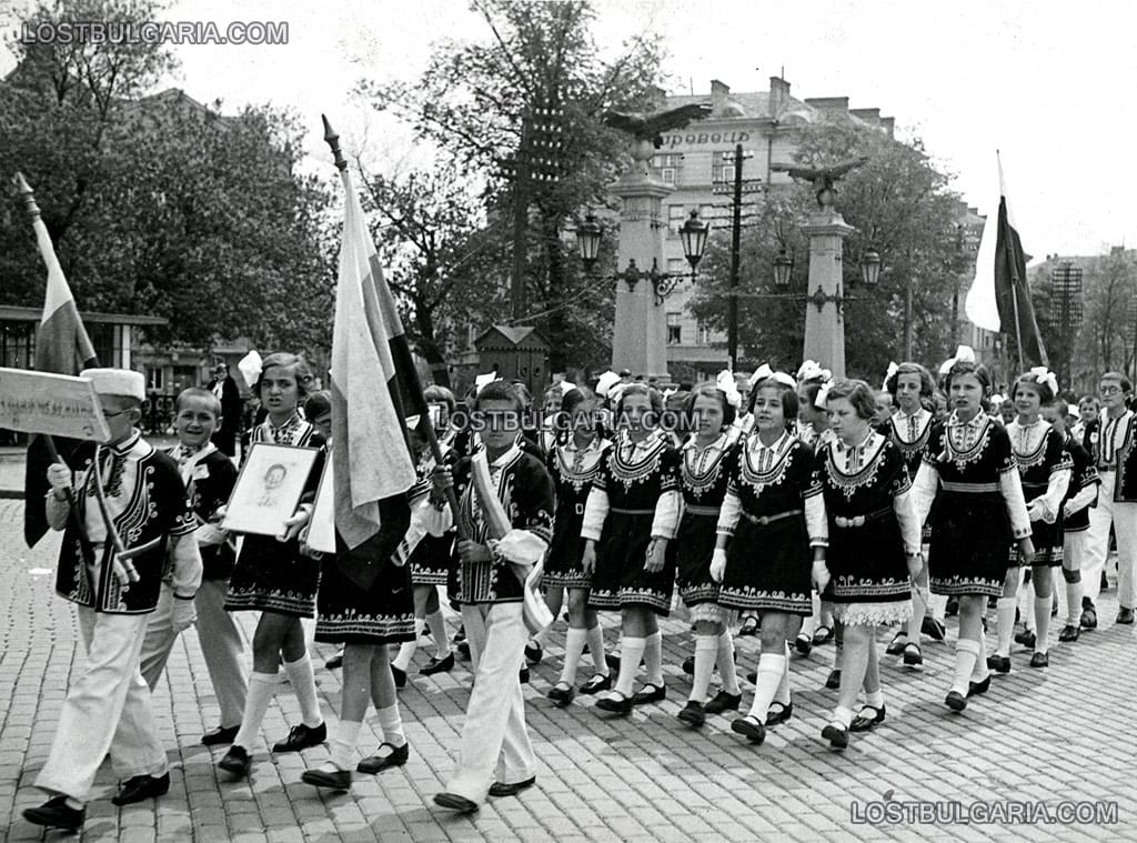 Ученици от 4-то отделение преминават през Орлов мост на деня на Българската писменост, София, 24 май, 40-те години на ХХ век