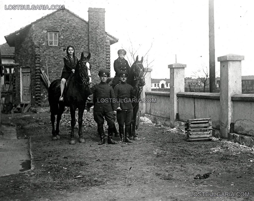 Надписана: "На езда към захарната фабрика с конете Люлин и Лебед", София, март, 1929 г.
