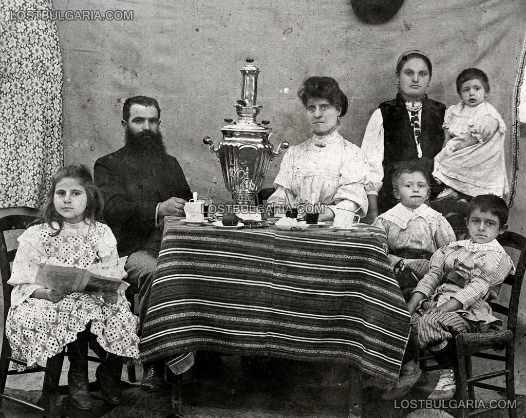 Семейство от село Мишуклий - днес Климентово, Великотърновско, 1910 г.