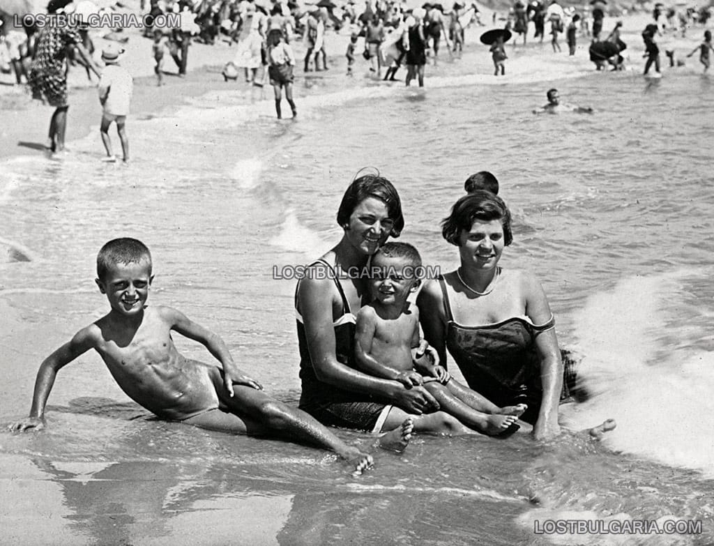 Летовници на плажа в Анхиало (Поморие) или Несебър (Месемврия), 1929 г.