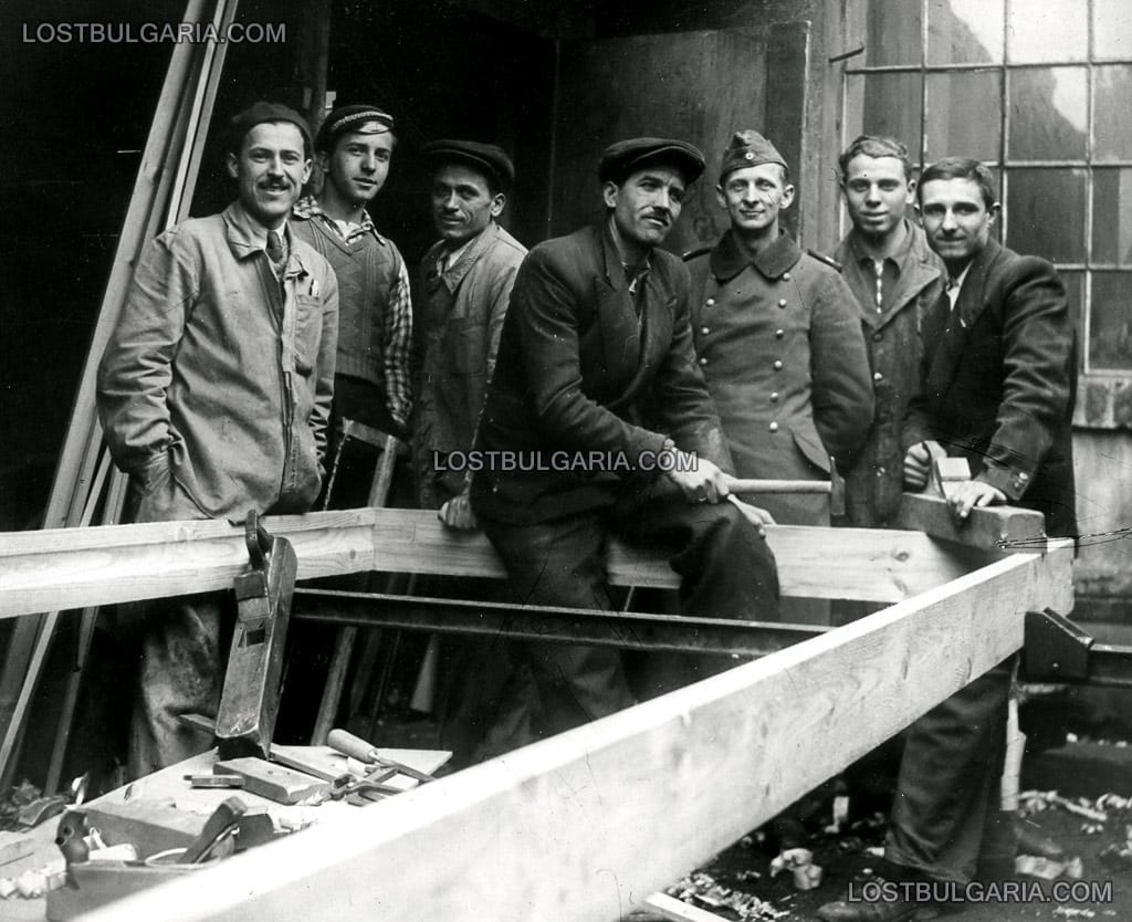 София, 1942 г., дърводелци и германски войник в дърводелска работилница на ул. "Отец Паисий" 44