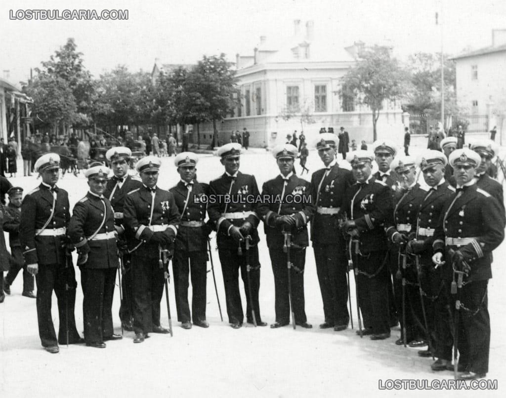 Флотски офицери с парадни униформи, средата на 30-те години на ХХ век