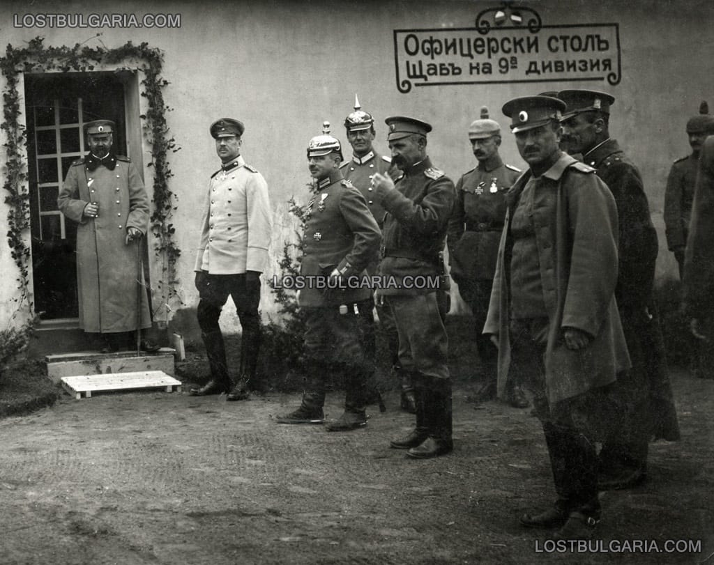 Командирът на 9-та Плевенска пехотна дивизия генерал Стефан Нерезов с български и германски офицери в щаба на дивизията, Южния фронт, 1916 г.