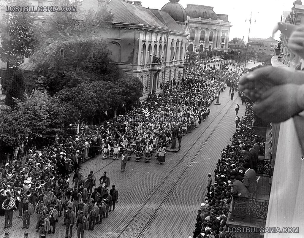 София, шествие на юнаци на Балкански юнашки събор по бул. "Цар Освободител", около 1935-36 г.
