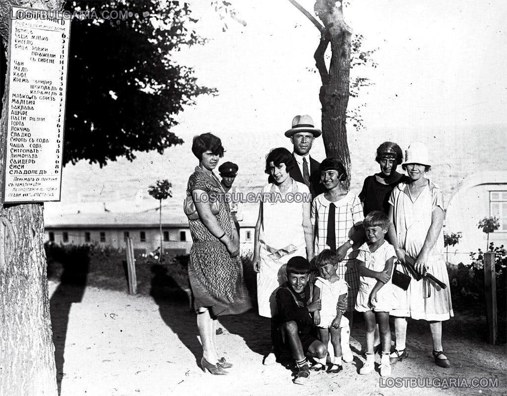 Варна, семейство пред бюфета (казиното) на морските бани в морската градина, 30-те години на XX век