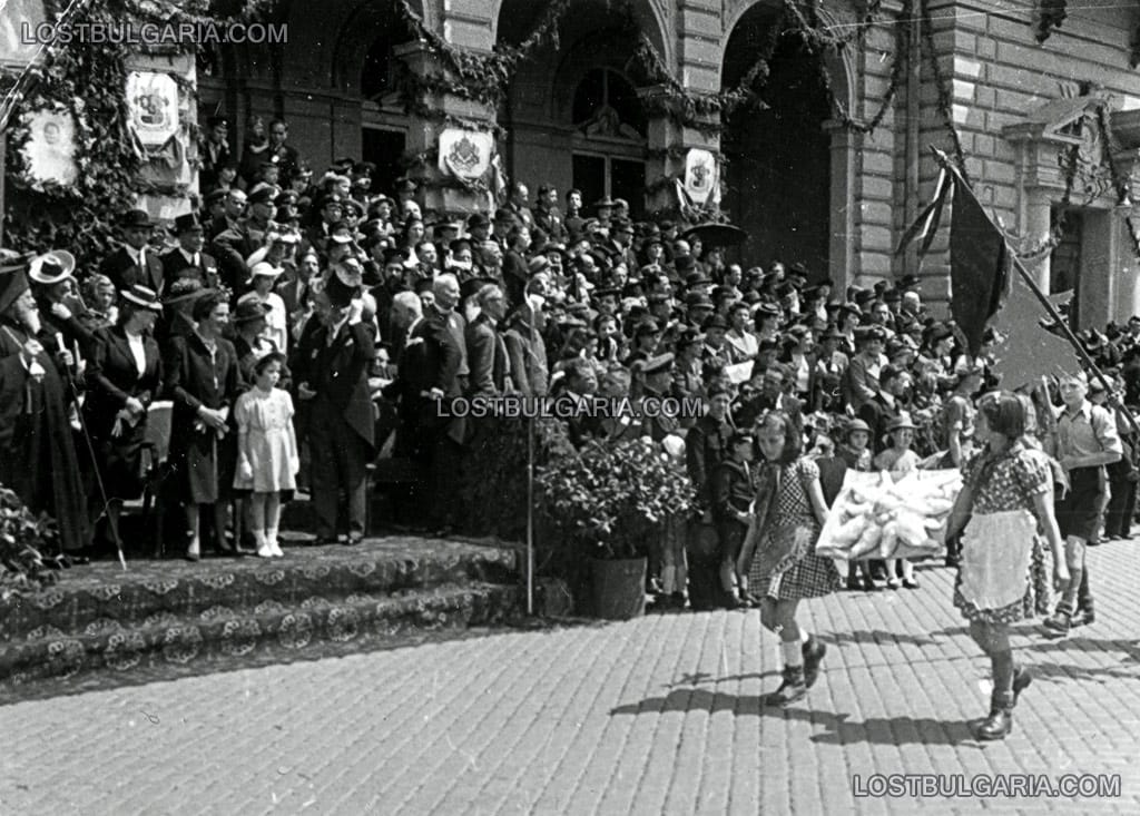 Шествие по случай Деня на детето минава пред Офицерския клуб на булевард "Цар Освободител", София, 1940-1942 г.