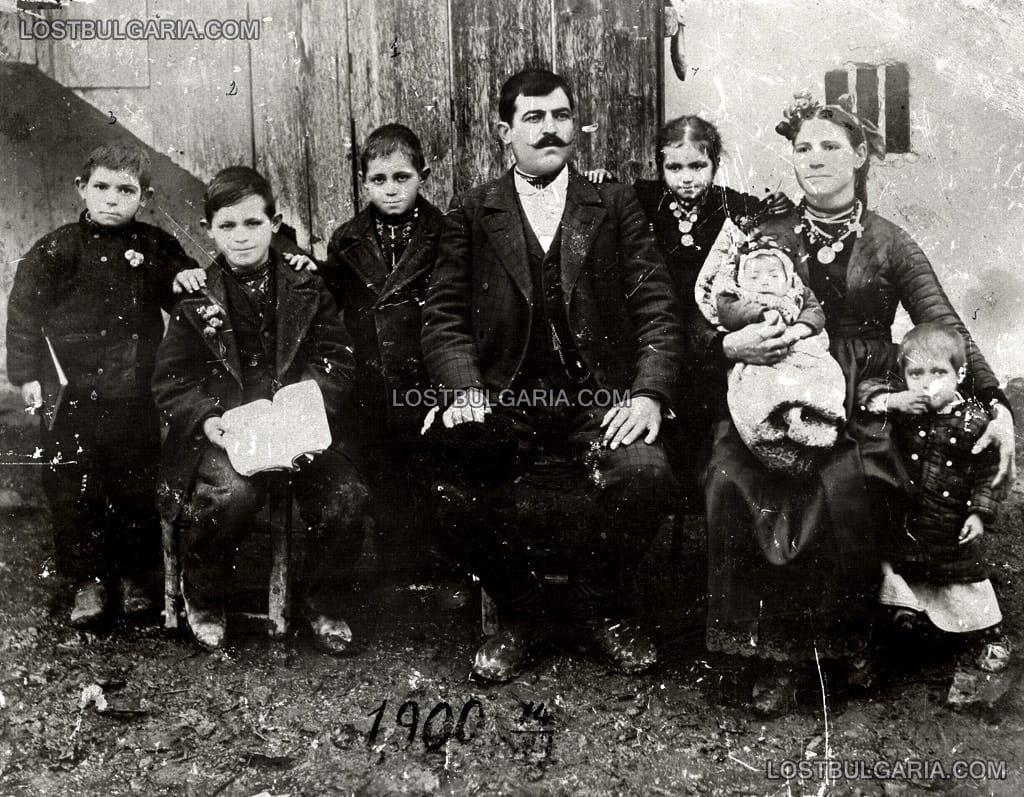 Семейство от село Кадъкьой - сега град Стражица, 1900 г.