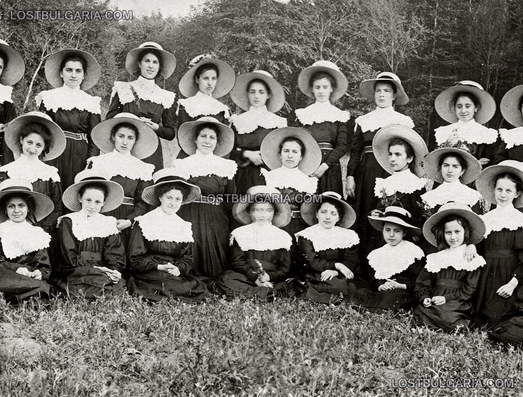 Ученички от Френския католически колеж в Русе, около 1912 г.