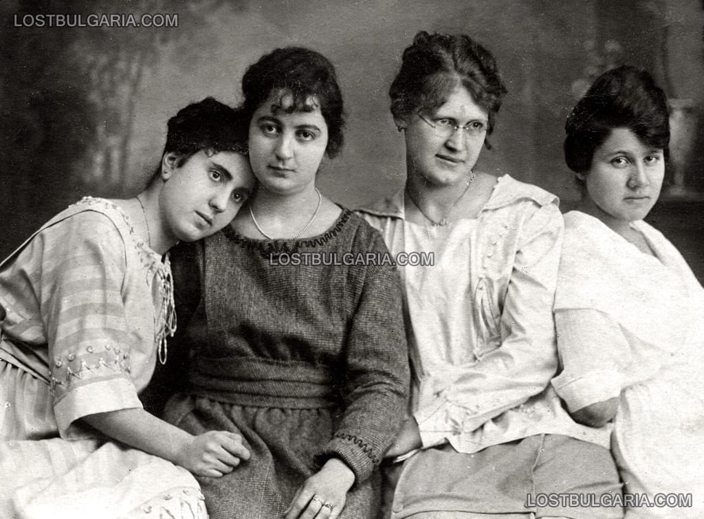 Портрет на четири млади дами от Сливен, 1916 г.