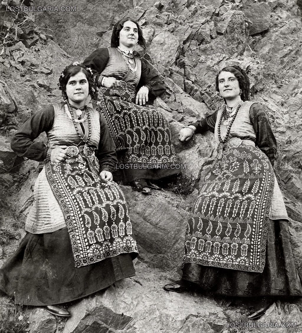 Момичета от Сливен, облечени в народни носии, около 1916 г.