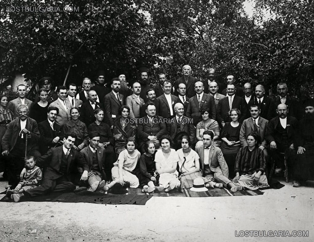 Събиране на интелектуалци в Стражица, 1933-34 г. На първия ред, третият отляво (като броим и детето) е Ангел Каралийчев. Над него, по диагонал вдясно е Дора Габе, до нея е Тодор Кулев (председател на Народното събрание, министър на правосъдието). Детето на първия ред вляво е Светлозар Раев (1927-2008) - първи посланик на България в Съвета на Европа в Страсбург - (1994-1998) и вторият ни посланик във Ватикана (1998-2001). До него е баща му - Димитър Раев - Управител (Губернатор) на Македония през 1941-1942 г.