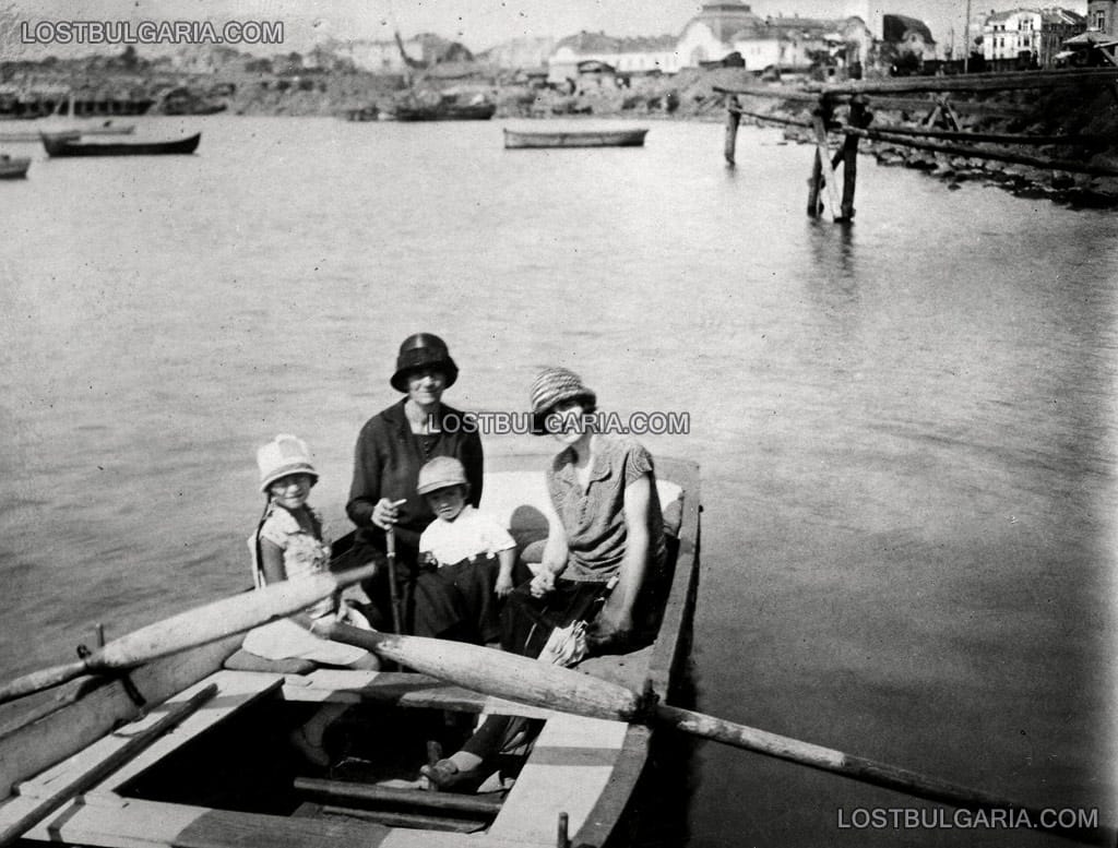 Две дами и две деца в гребна лодка в залива на морската гара, Бургас, 1927 г.