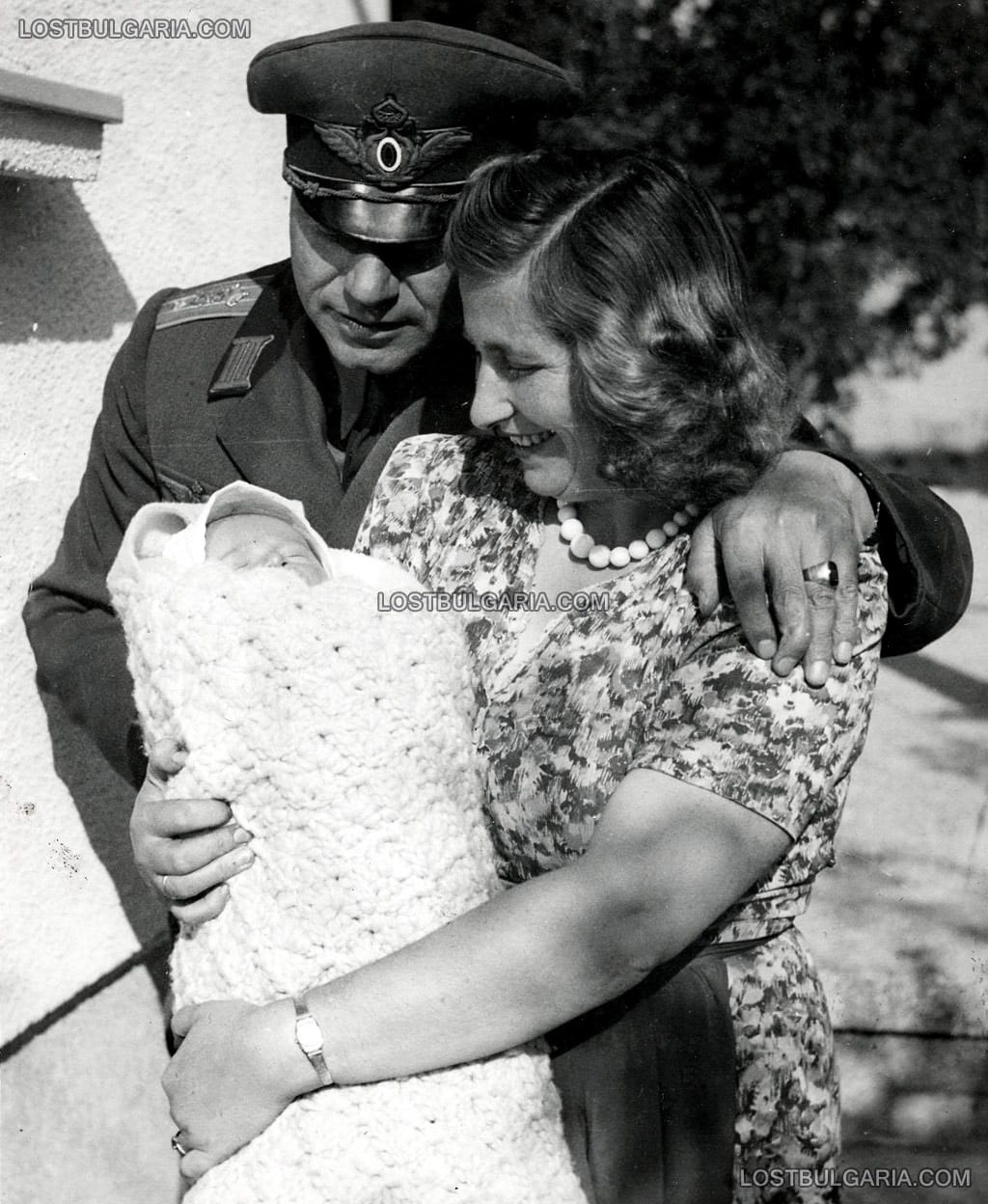 Български авиатор с жена си и новороденото им дете, Бургас, 1943 г.