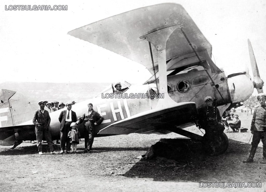 Аероплан на гражданските авиолинии на аеродрума край Шумен, 30-те години на ХХ век