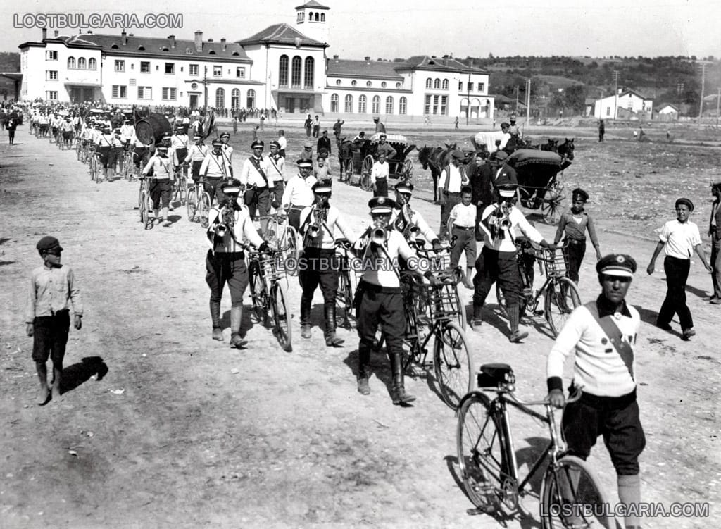 Шествието на събор на колоездачни дружества, в близост до жп гара Плевен, октомври 1932 г.