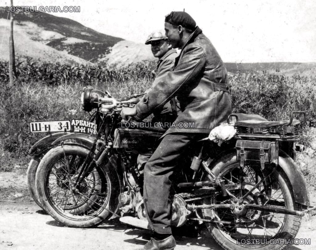 Мотоциклетисти от Шумен, на връщане от Варна, 30-те години на ХХ век
