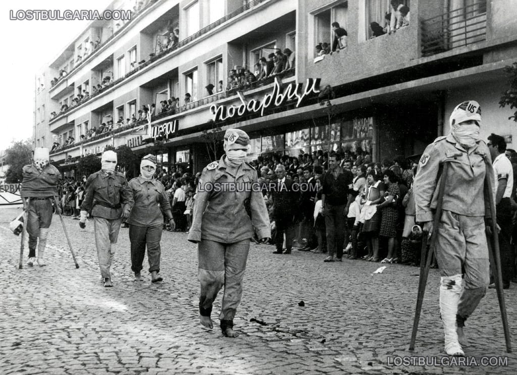 Разград, 60-те години на ХХ век, вероятно демонстрация против войната във Виетнам