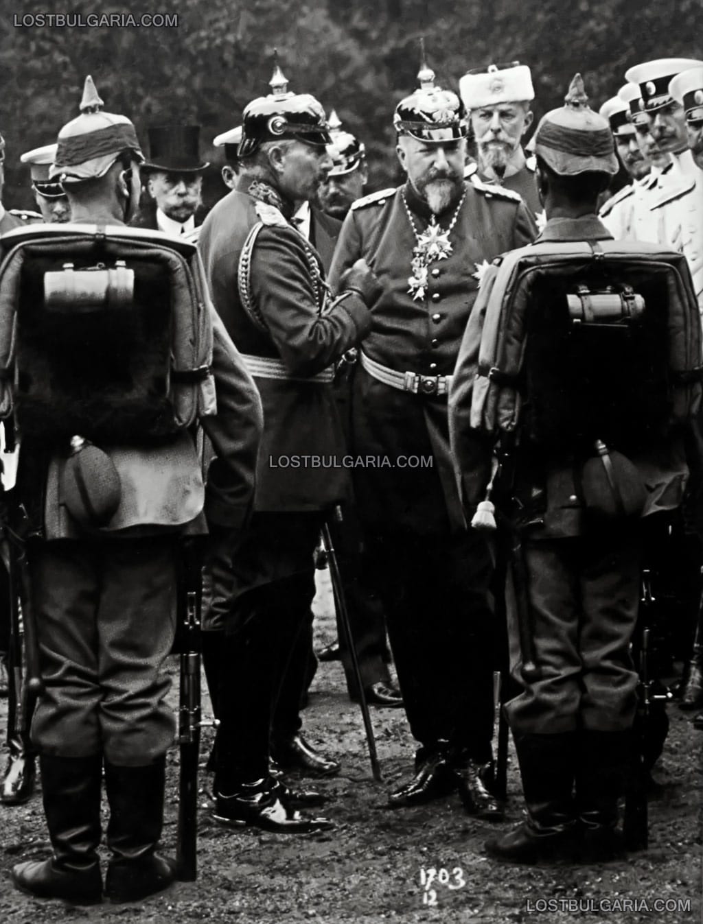 Цар Фердинанд, Кайзер Вилхелм II и български офицери разговарят с германски войници, Потсдам, 1912 г.