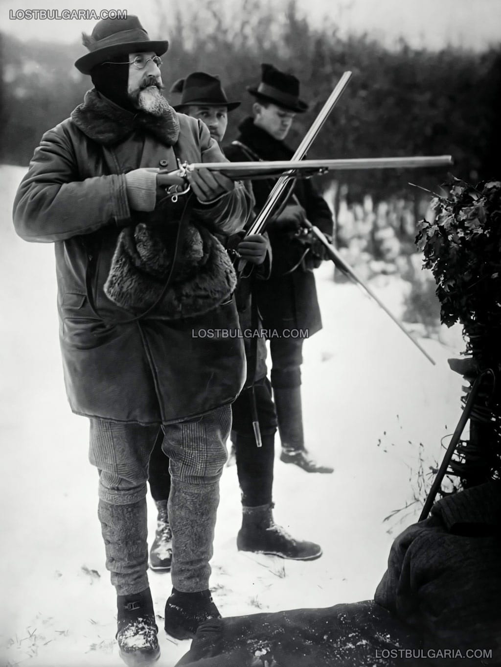 Н.В. Цар Фердинанд на зимен лов в именията му в планината "Предна хора" (днес в Словакия), 1916 г.