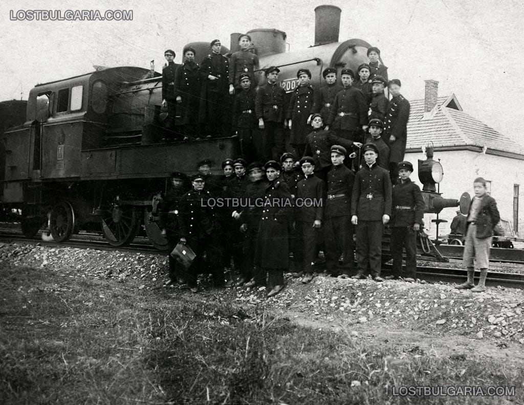 Снимка за спомен на ученици пред парен локомотив, надписана: "За спомен от Димитровден", 30-те години на ХХ век