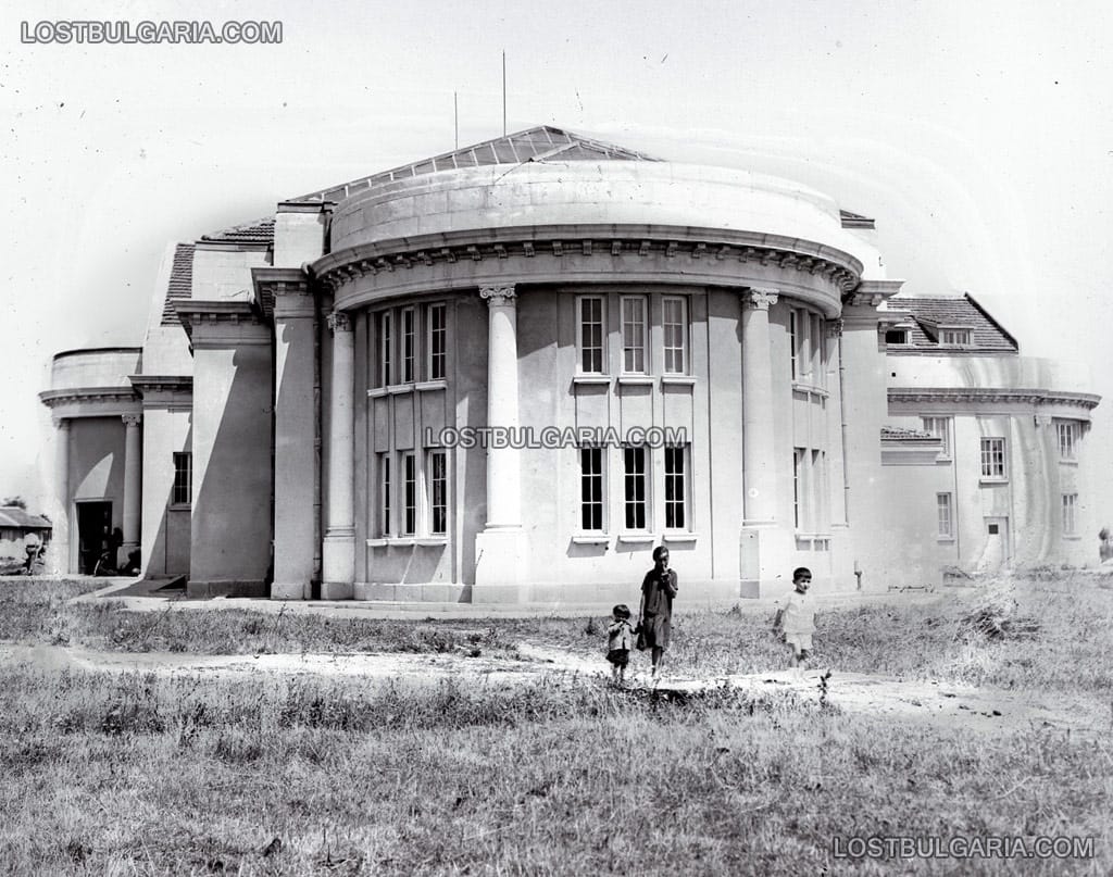 Три деца пред новопостроената баня в Овча купел, София, 20-те години на ХХ век