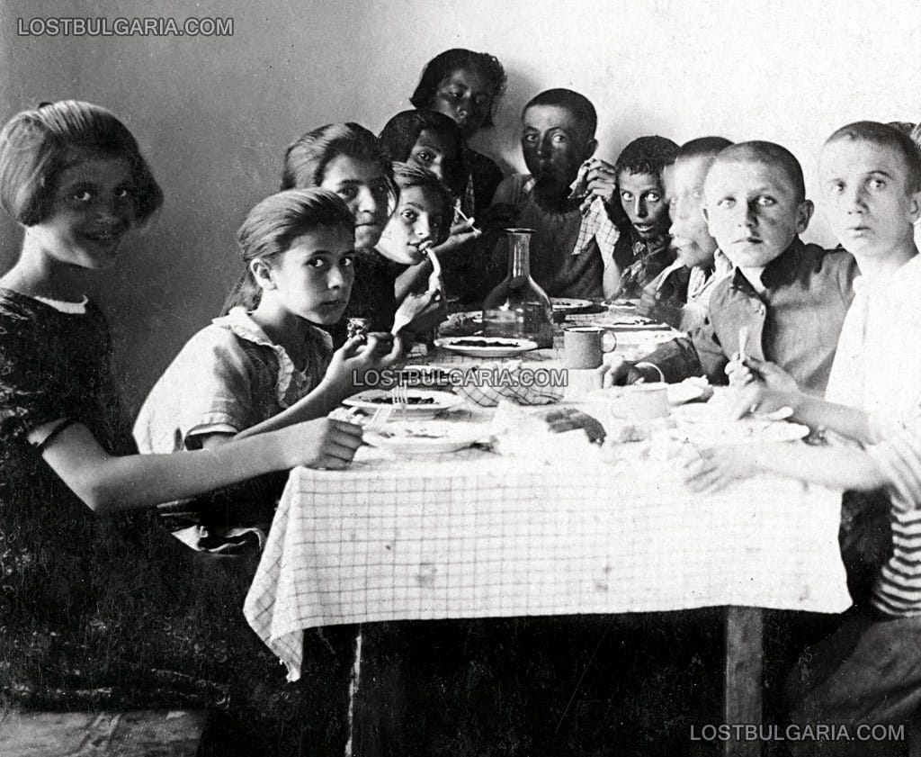 Деца се хранят в столова за бедни, 20-те години на ХХ век