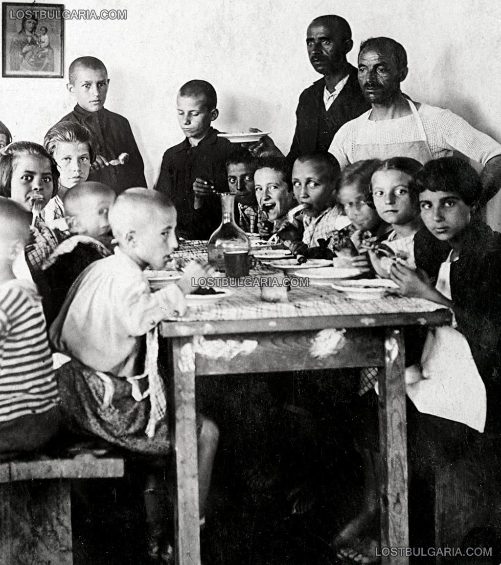 Деца се хранят в социална кухня за бедни, 20-те години на ХХ век