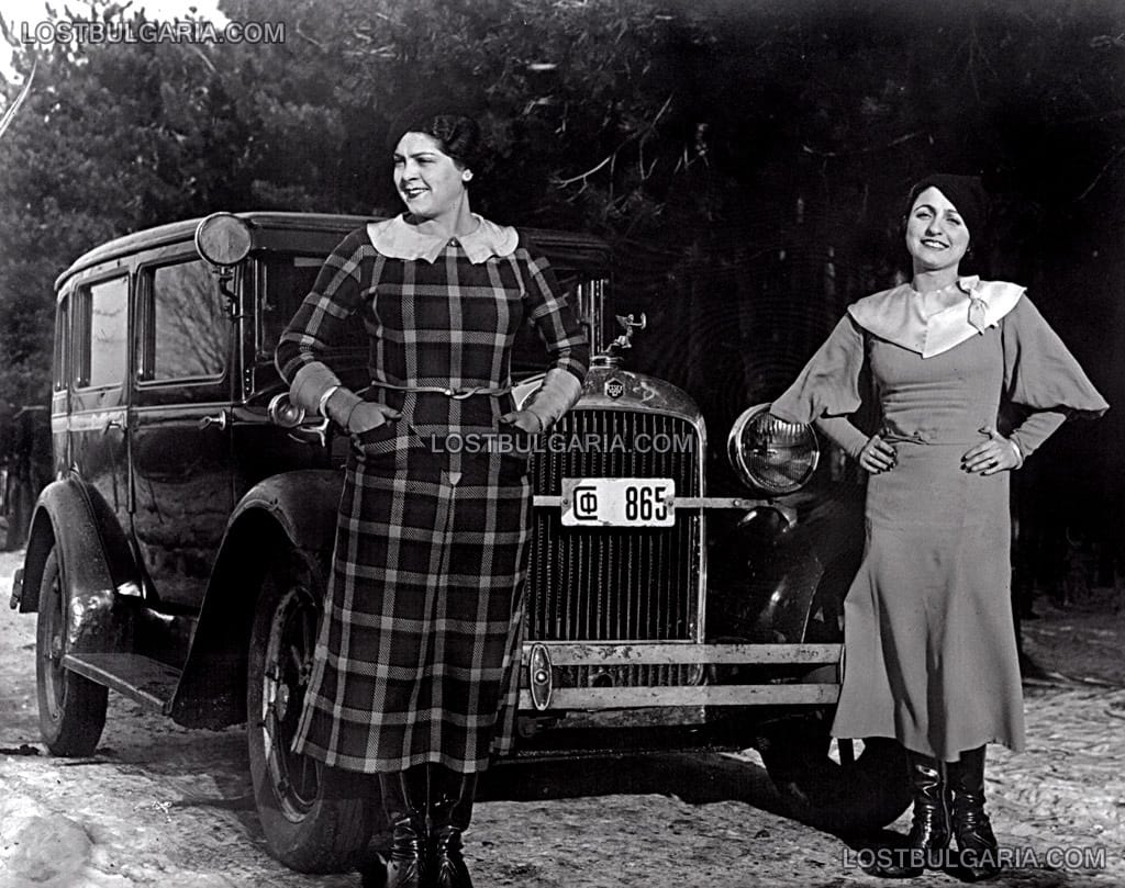 Две елегантни млади дами пред американски автомобил "Есекс Супер Сикс" (Essex Super Six Model E 4-Door Sedan 1931), началото на 30-те години на ХХ век