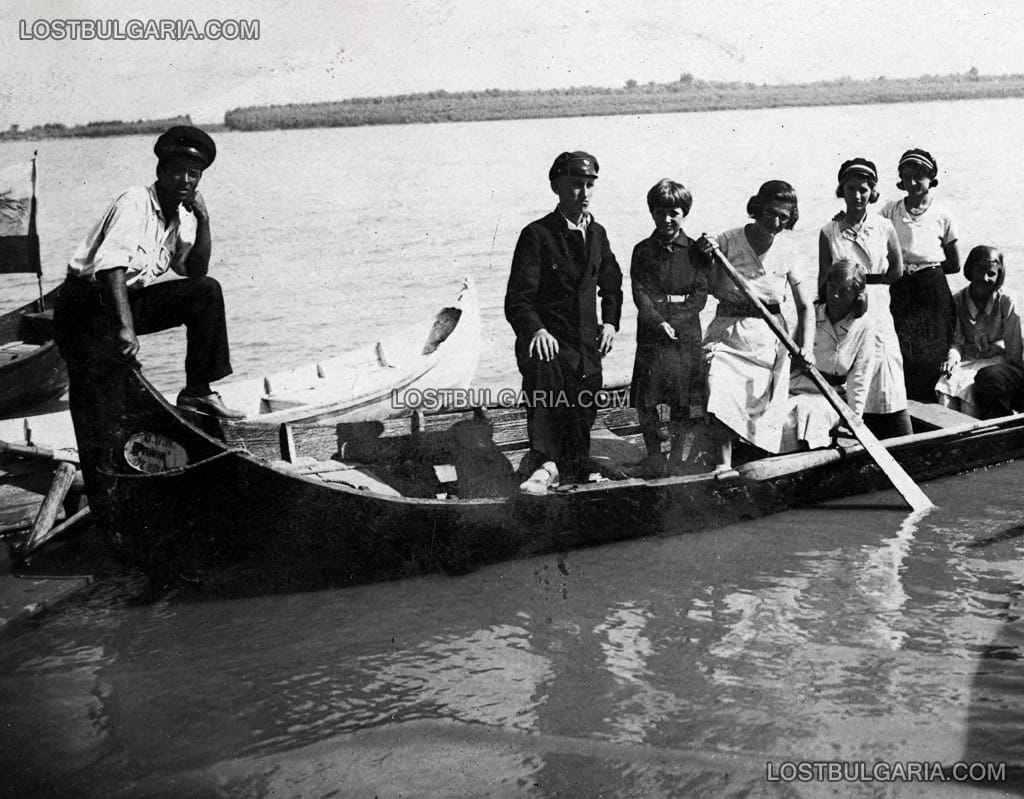 Лодкар с лодка на име "Райна" и пасажери, брега на река Дунав, някъде около Оряхово, 30-те години на ХХ век