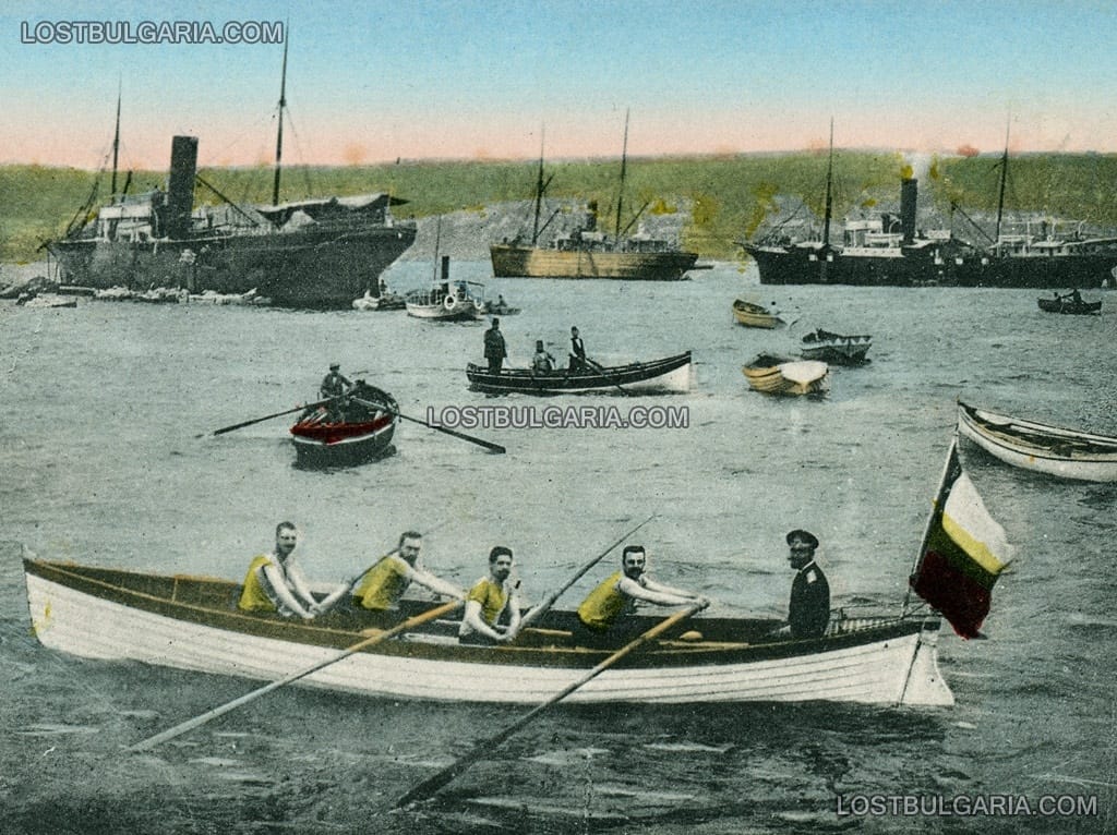 Моряци в гребна лодка в залива на пристанище Варна, на заден план параходите "Борис" и "България", началото на ХХ век