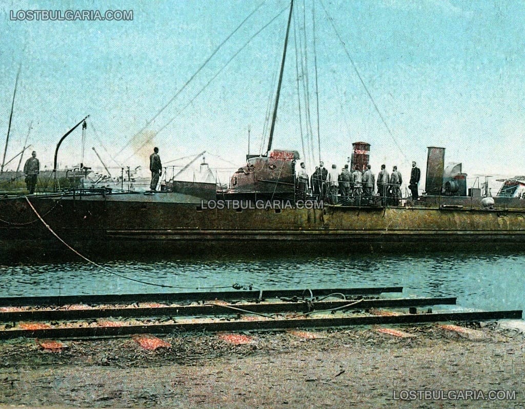Екипажът на миноносеца "Храбри", строен на палубата му, пристанище Варна, началото на ХХ век