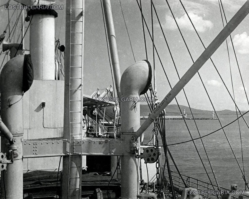 Изглед от палубата на параход към фара на пристанище Бургас, 30-те години на ХХ век