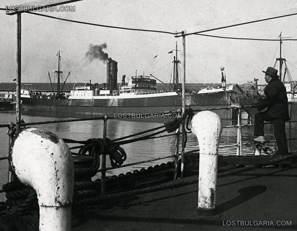 Пристанище Варна, началото на 30-те години на ХХ век, на заден план английския товарен параход "Авиеморе" (Aviemore, Furness, Withy & Co Ltd, Liverpool), потопен от германска подводница през 1939 г.