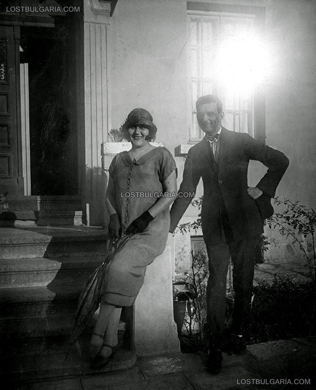 Елегантно облечени дама и господин пред стълбище, София, 20-те години на ХХ век