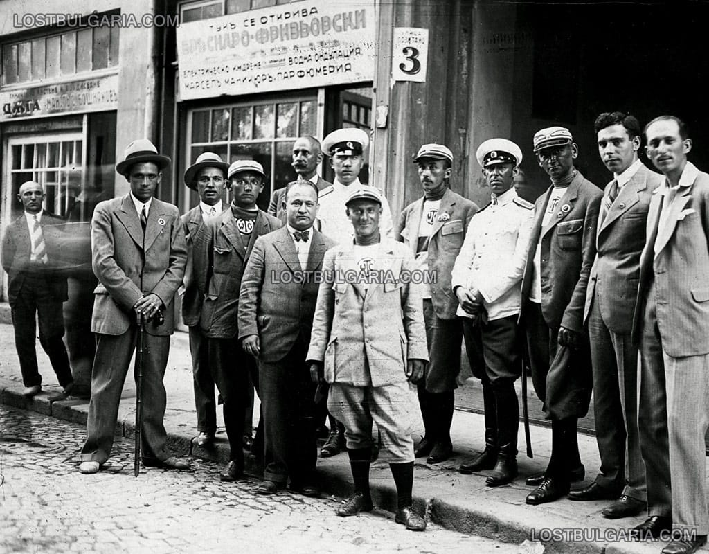Снимка за спомен от преминаването през София на група полски велосипедисти на европейска обиколка, юни 1931 г.