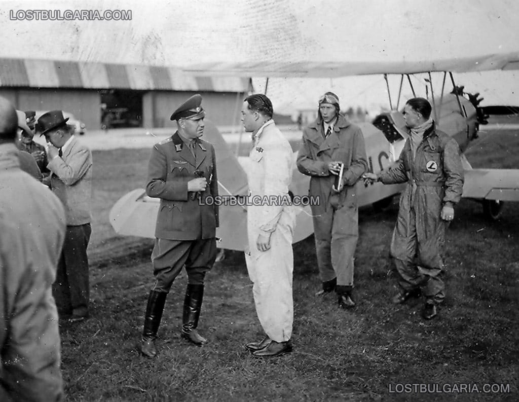 Български офицер от Въздушните на Н.В. войски разговаря с германски авиатор, приземил се на летище Божурище, 1939 г.